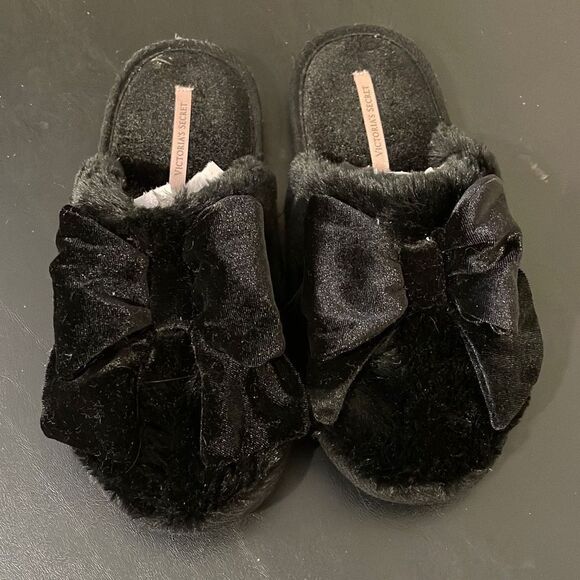 Victoria’s Secret Fuzzy Slip on Slippers. Size Medium. Black W/bow‎ - Picture 1 of 8